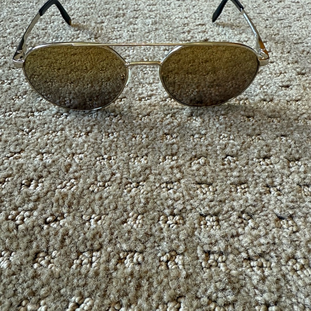 MAUI JIM Stylish Gold Aviator Sunglasses